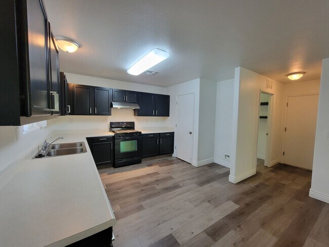 Building Photo - 4 Bedroom 2 Bathroom Home Close to Shopping and Restaurants!!