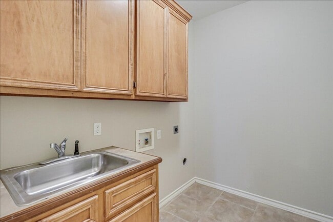 Building Photo - 5810 Aava Dr