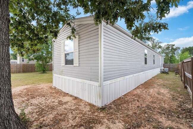 Building Photo - 16543 Tremont Dr