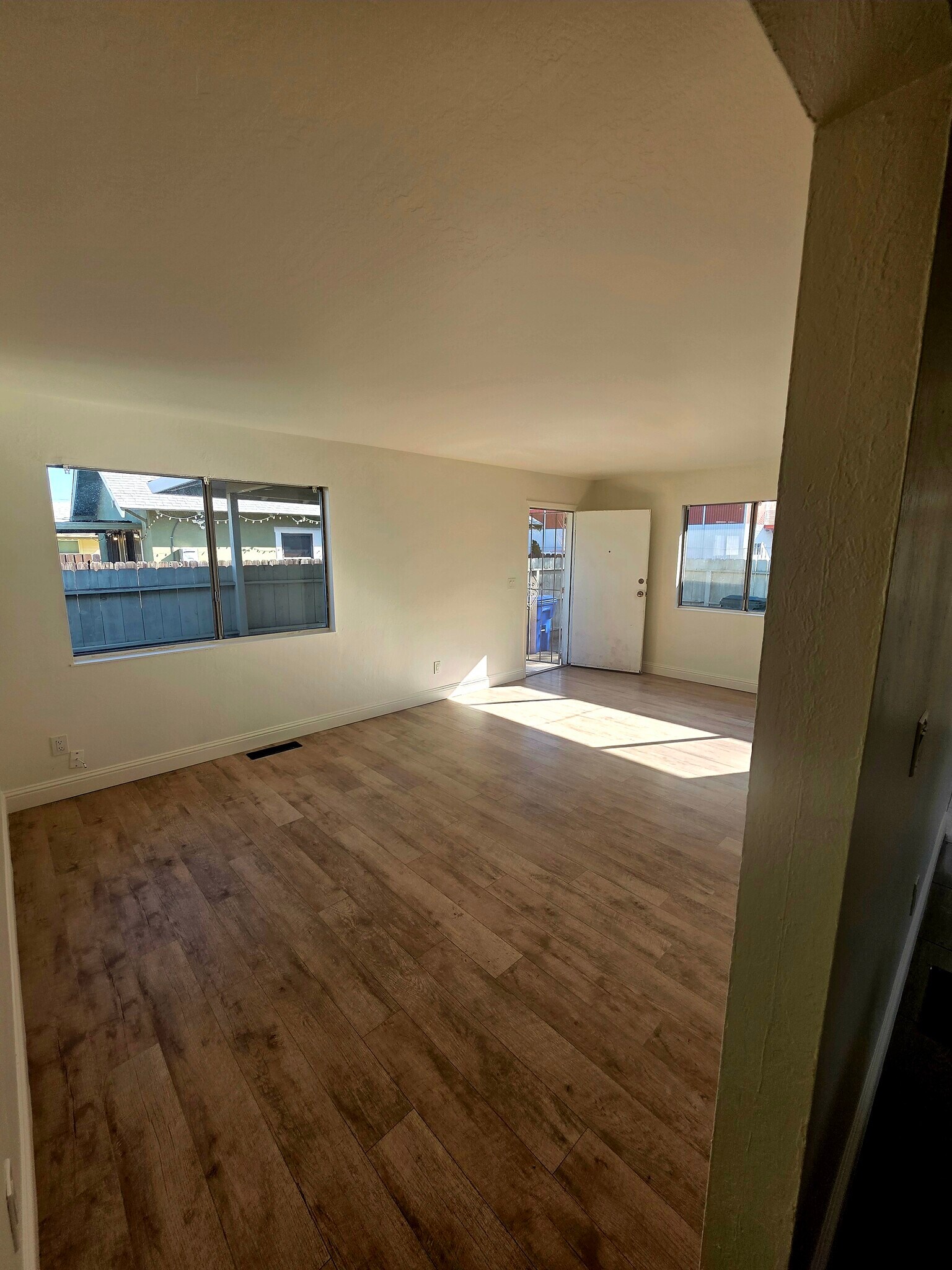 Building Photo - 327 N Lincoln Ave