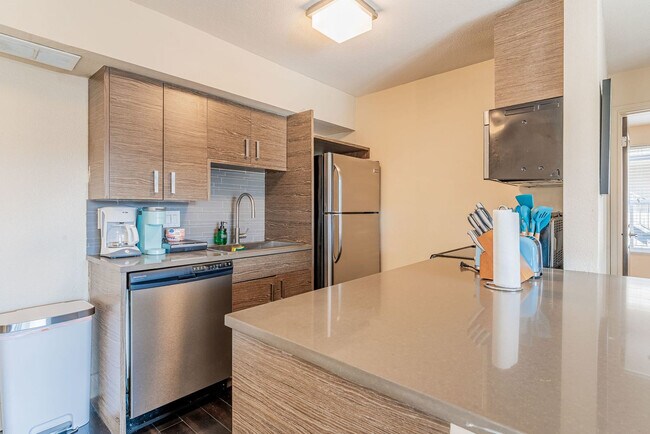 Building Photo - 2409 Town Lake Cir