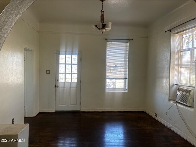 Building Photo - 823 E 17th St