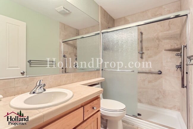 Building Photo - Bright & Spacious 3-Bedroom Townhome in a Prime Location!