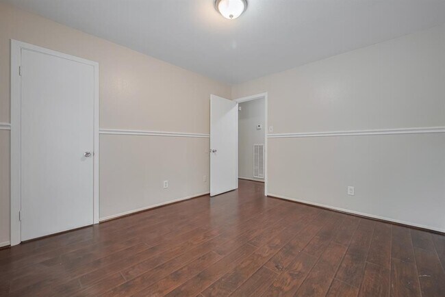 Building Photo - 8119 La Roche Ln