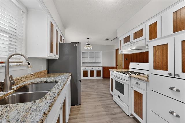 Building Photo - 2609 Brook Hollow Ln