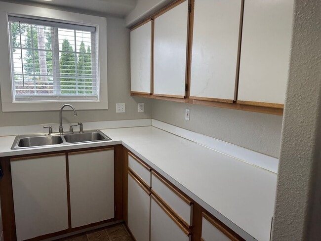 Building Photo - Adorable 1 bedroom 1 bathroom home in Spri...