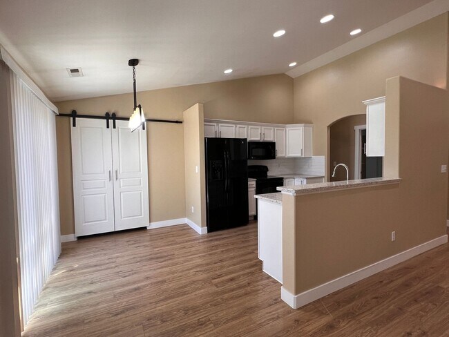 Building Photo - Private location in Crossroad Neighborhood!