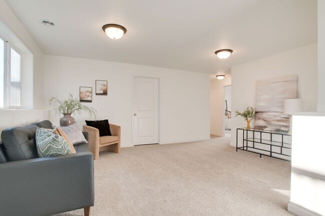 Building Photo - 3 Bed 3 Bath Single Family Home