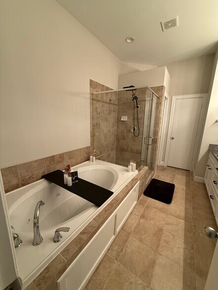 Master bathroom/ spa tip and standing shower with large walk-in closet - 8705 Bryam