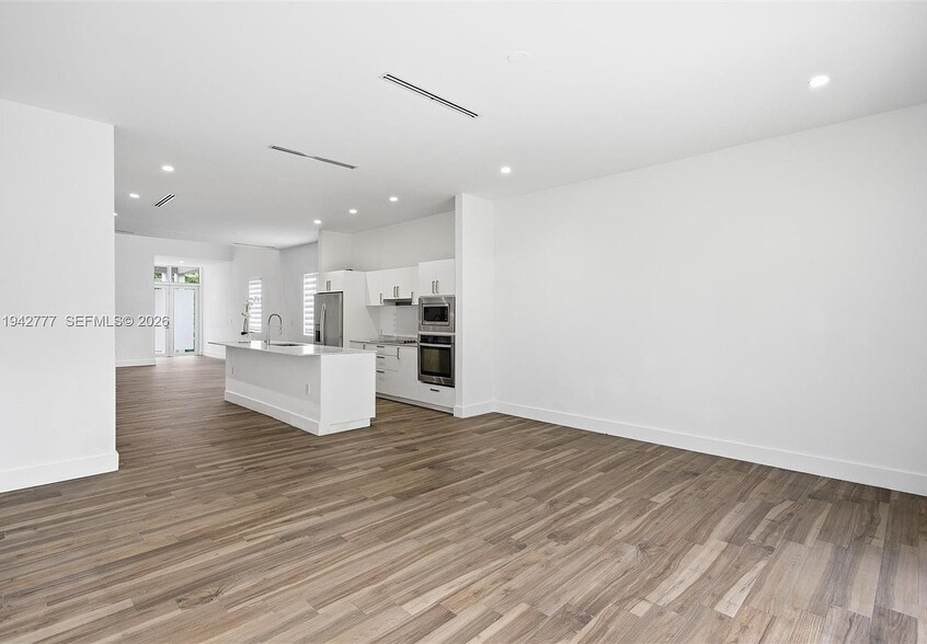 Building Photo - 2852 SW 32nd Ct