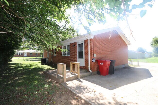 Building Photo - 212 Foxwood Dr