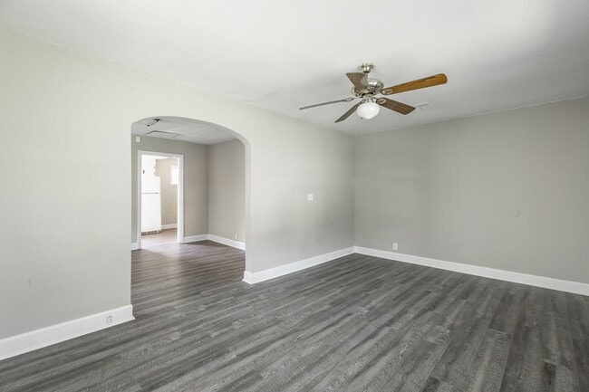 Building Photo - Newly Renovated 2 Bedroom 1 bath Home