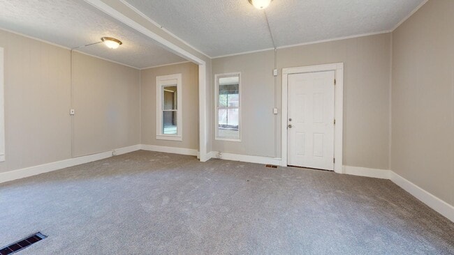 Building Photo - Huge 4 Bedroom Single Family House - almost 1500 SQ FT!