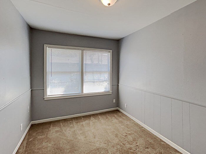 Building Photo - 409 25th Ave N