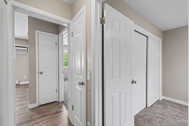 Building Photo - FOR RENT! Beautifully Remodeled 2 Bed/1 Bath Unit – Don’t Miss Out!