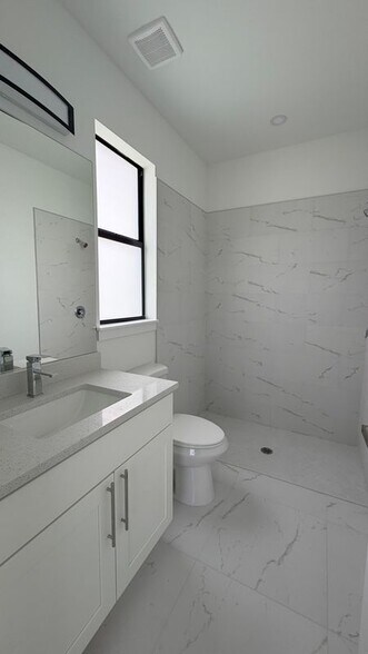 Building Photo - 1105 Dean St E