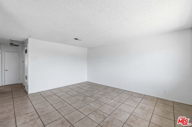 Building Photo - 518 E Ave Q4