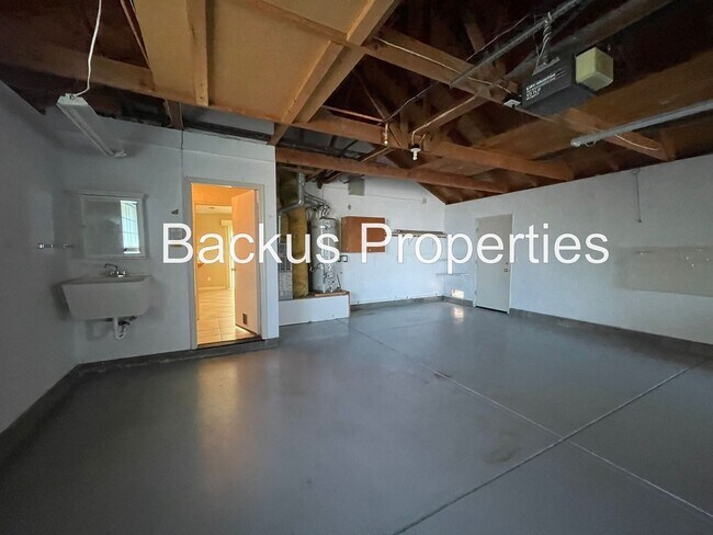 Building Photo - Stunning Three Bedroom in North Salinas  (...