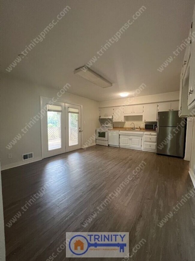 Building Photo - CUTE 3 BED BRICK HOUSE!