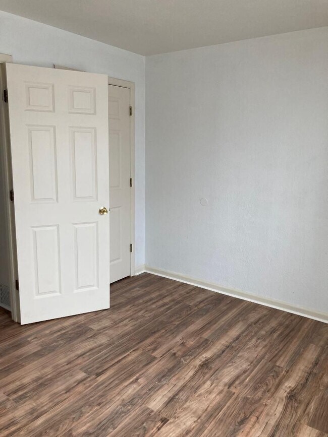 Building Photo - 2 Bedroom Condo for Rent  Warrenville HTS