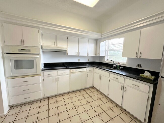 Building Photo - 2383 Netherlands Dr