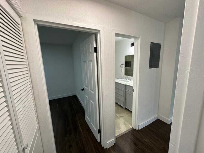 Building Photo - 2122 Mara Ct