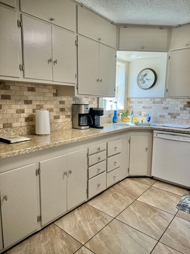 Building Photo - Available Now ! Unfurnished $1600.00 or Fully furnished $2000.00