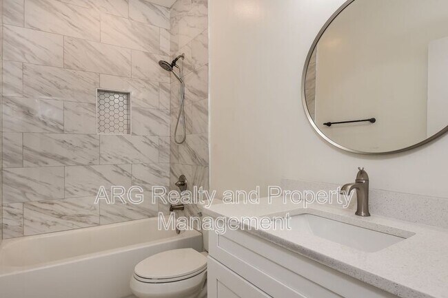 Building Photo - 2215 Lang Dr SW