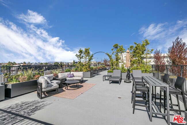 Building Photo - 10824 Blix St