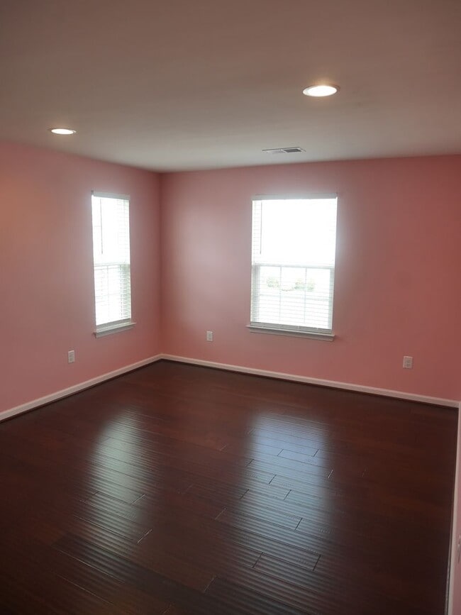 Building Photo - Elegant 4-Bedroom Single-Family Home with ...