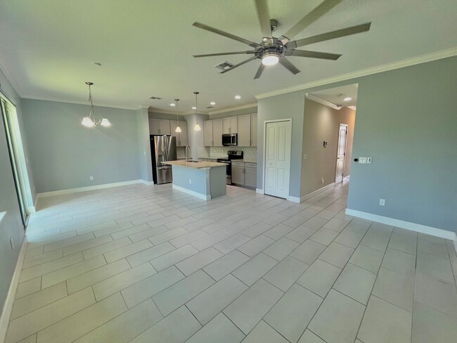 Building Photo - Beautiful 3 Bed, 2.5 Bath Townhome in Mode...