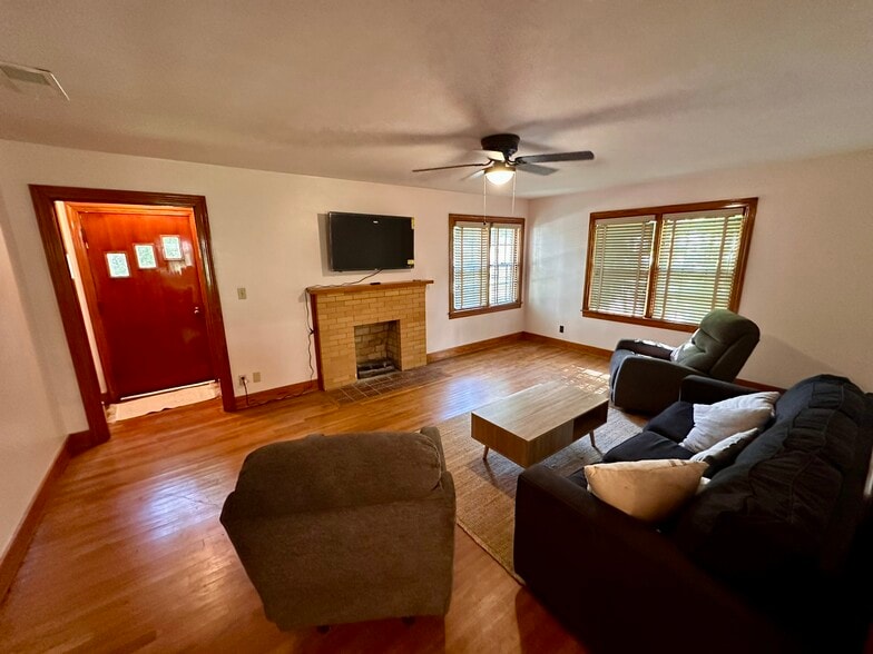 Building Photo - 47 Brentwood Dr
