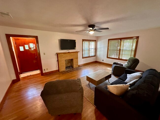 Building Photo - 47 Brentwood Dr