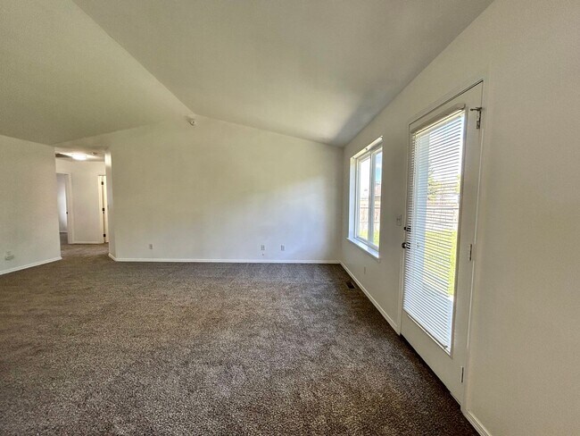 Building Photo - 3 Bed 2 Bath Home with Fenced Yard