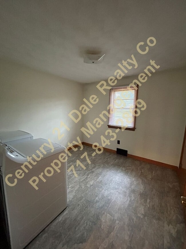 Building Photo - Fully remodeled 2 Bedroom All one Level ho...