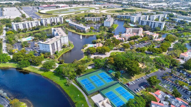 Building Photo - 2334 S Cypress Bend Dr