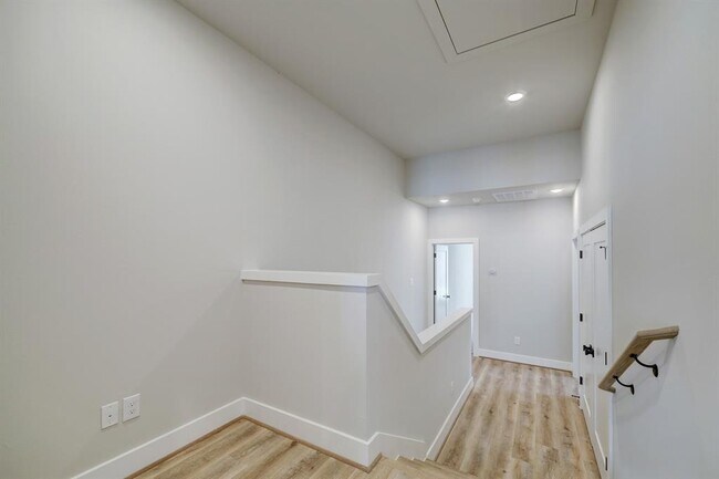 Building Photo - 5822 Cebra St
