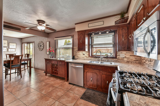 Building Photo - 15470 W Mayflower Dr