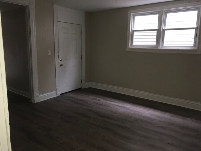 Building Photo - Spacious 2-3 bedroom home in Park Hill- Section 8 accepted