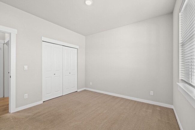 Building Photo - 4 Bedroom Home with Spacious Fully Fenced ...