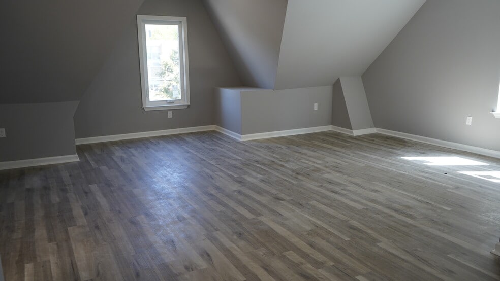 3rd floor loft master bedrrom suite - 308 King St