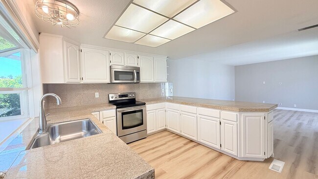 Building Photo - 750 N Paradise Valley Ct