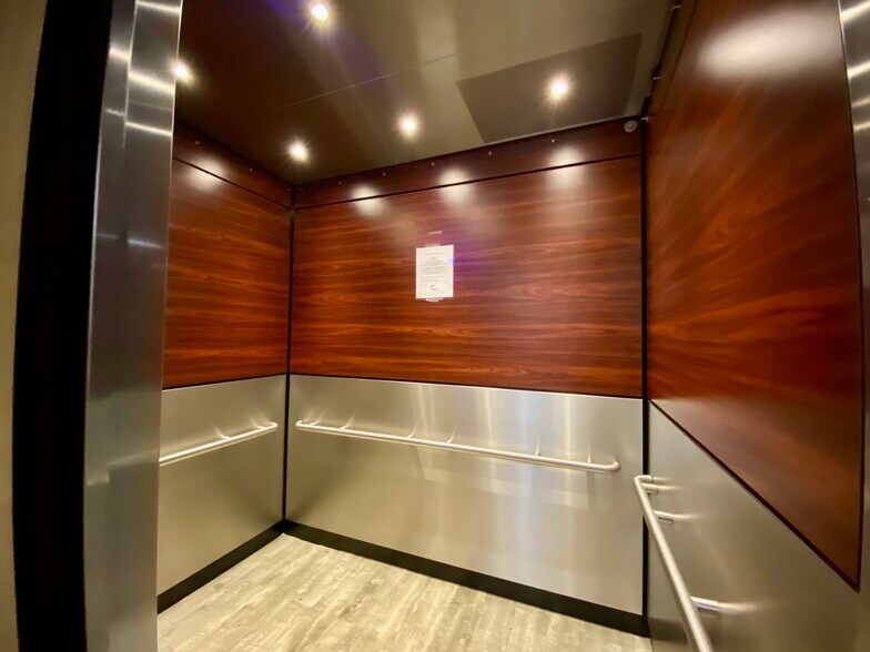 Building Photo - 10 N Wood Ave