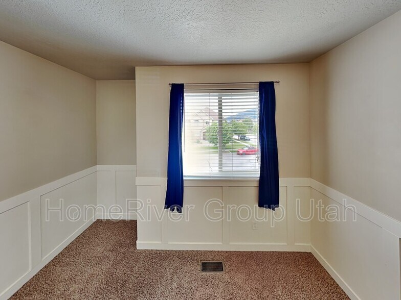Building Photo - 10796 N La Costa