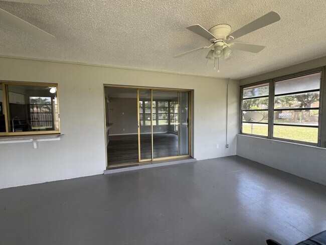 Building Photo - 1920 W Lakeview Blvd