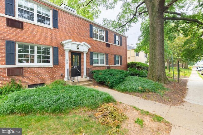 Building Photo - 201 N George Mason Dr