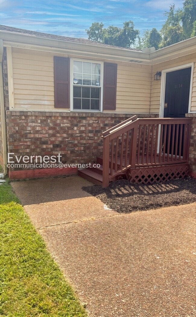 Building Photo - 1114 N Graycroft Ave