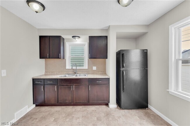 Building Photo - 8008 Pelham Dr