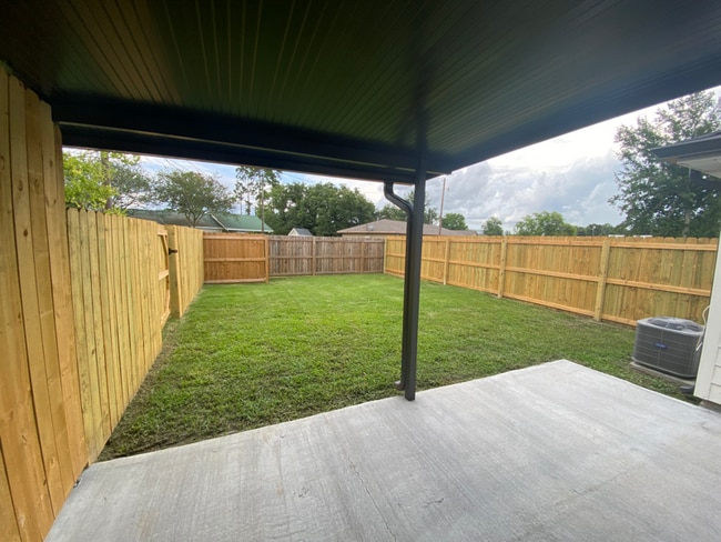 Building Photo - 136 Duplantis St