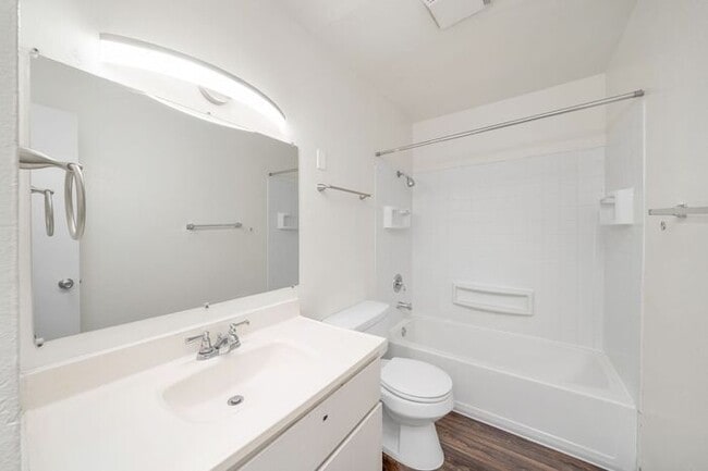 Building Photo - 2 bedroom Available! Pets OK! 1st month RE...